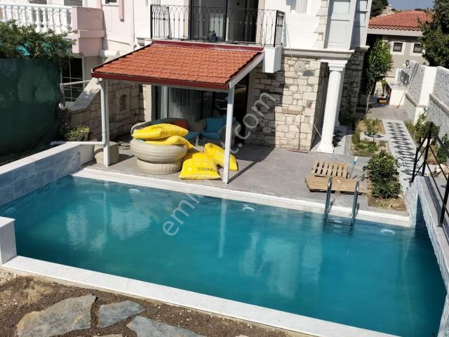 Alaçatı Hacımemiş De Sezonluk Kiralık Müstakil Havuzu Tripleks Villa