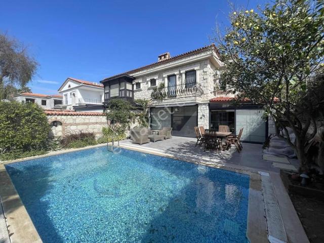 Alaçatı Hacımemişte Taş Konsept 4+1 Müstakil Havuzlu Lüks Villa