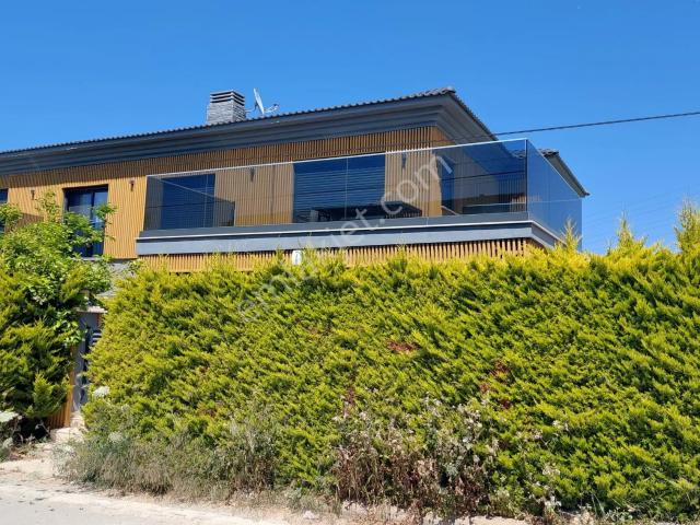 Alaçatı Mah.de,merkeze 4 Dk.,50 M2 Havuzlu,full Eşyalı 3+1