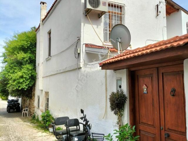 Alaçatı Merkez De Satılık Eski Taş Ev