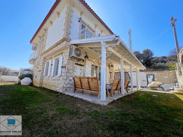 Alaçatı Merkezde Kiralık Lüks Havuzlu Villa