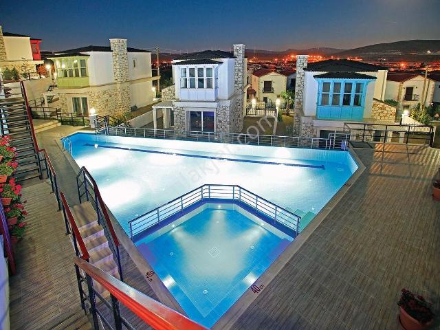 Alaçatı Port Yolu Üzerinde Kiralık Havuzlu Sitede Tek Müstakil 3+1 Lüks Villa