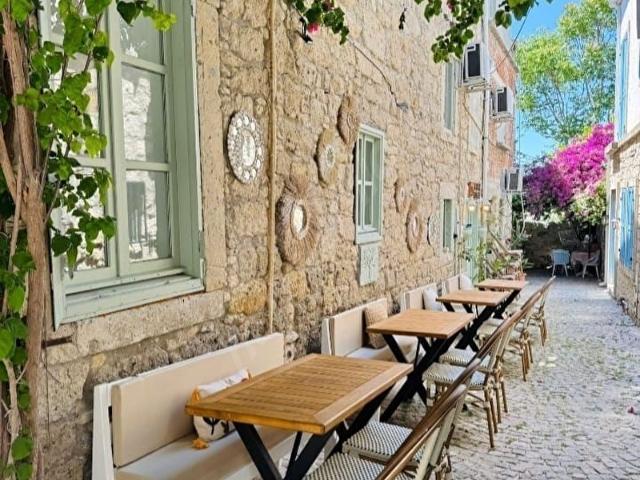 ALAÇATI DA TARİHİ RUM EVİNDEN DÖNÜŞTÜRÜLMÜŞ BUTİK OTEL