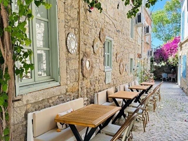 ALAÇATI DA TARİHİ RUM EVİNDEN DÖNÜŞTÜRÜLMÜŞ BUTİK OTEL
