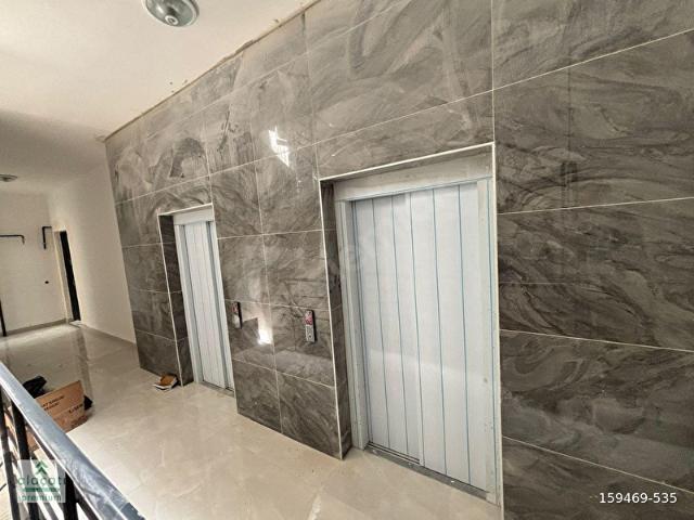 ALAÇATI'DAN İLKER CADDESİNDE ARAKAT KAPALI MUTFAK LÜX DAİRE
