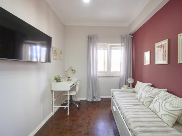 Alameda Afonso Henriques 66 8E Room 4 89 4