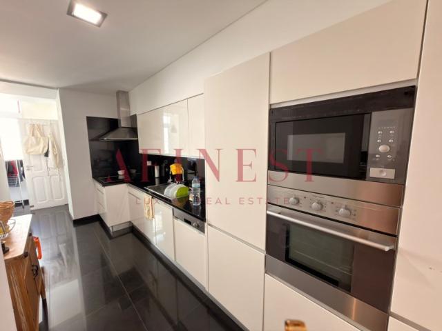Alameda T2 com duas salas, totalmente remodelado e mobilado, com garagem