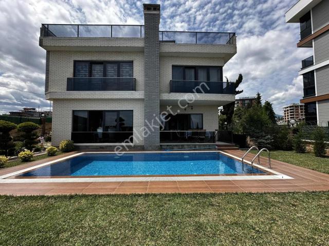Alan Emlak  617 M2 Arsa İç. Havuzlu, Teraslı, Yüksek Duvarla Ç