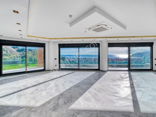 Alanya / Cikcilli’de Panoramik Manzaralı 5+2 Lüks Müstakil Villa