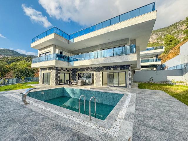 Alanya Bektaş 6+2 İçi Full Yapılı Satılık Lüks Villa
