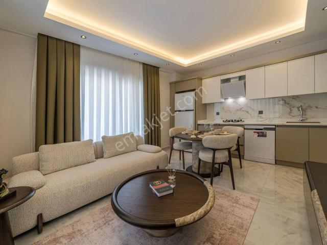 Alanya Güllerpınarında Havuz Manzaralı Eşyalı 2+1 Satılık Daire