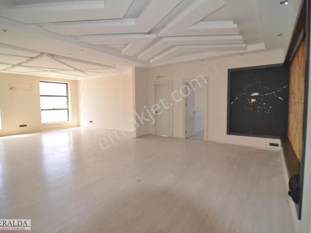 Alanya Oba Mahallesi Plaza'da Kiralık 3+1 Ofis