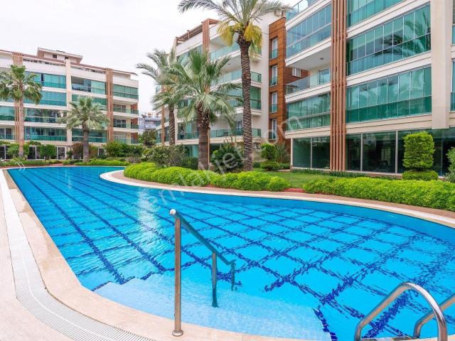 Alanya Oba’da Havuz Manzaralı Lüks Eşyalı 2+1 Satılık Daire