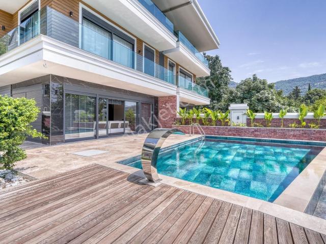 Alanya Tepe'de Sıfır Eşyalı Ultra Lüks 5+2 Villa
