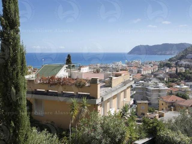 Alassio, alloggio con grande terrazzo in primissima collina