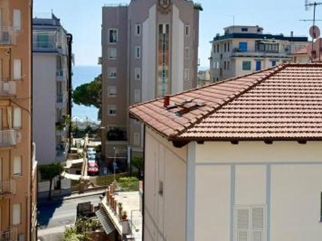 Alassio, alloggio quarto piano con ascensore comodo al mare e ai servizi