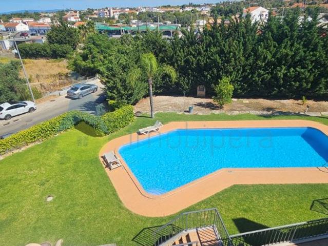 Albufeira, Guia! Esta renovada e excelente moradia duplex em banda T2+1, inserida num condomínio privado composto por unicamente quatro moradias, é o lar ideal para uma família exigente, no que concerne conforto, privacidade, acessos e zonas comerciais à porta
