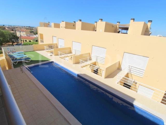 Albufeira Moradia em Banda renovada T2 com piscina e garagem