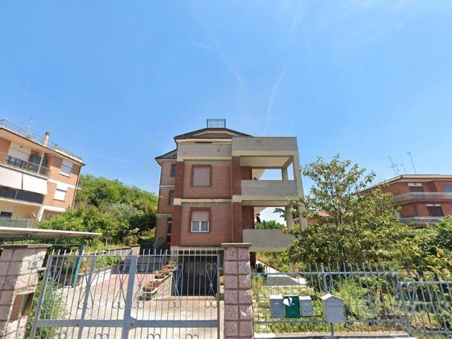 Albano grazioso trilocale con ripostiglio