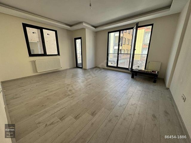 ALBAYRAK EMLAKTAN SIFIR CADDE ÜZERİ ÖN CEPHE KULLANIŞLI DAİRE