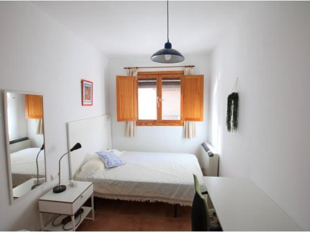 Albayzín zona. Piso amueblado con dos dormitorios, salón cocina y baño
