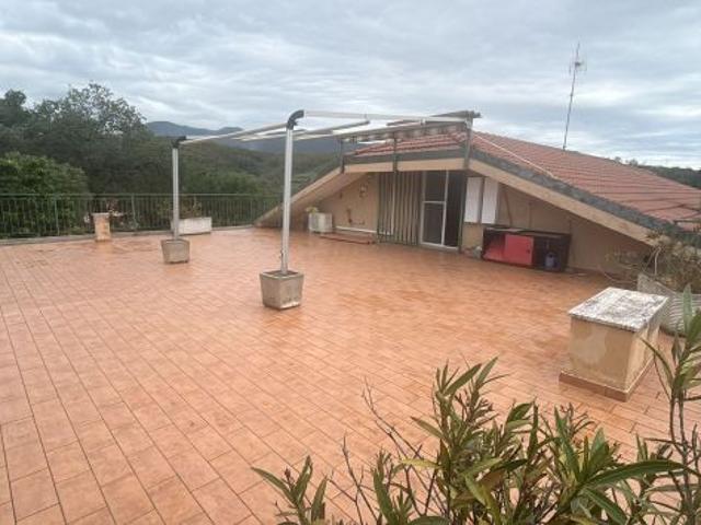 ALBENGA COASCO MARINA VERDE AMPIO BILOCALE SU 2 LIVELLI CON TERRAZZA E BOX