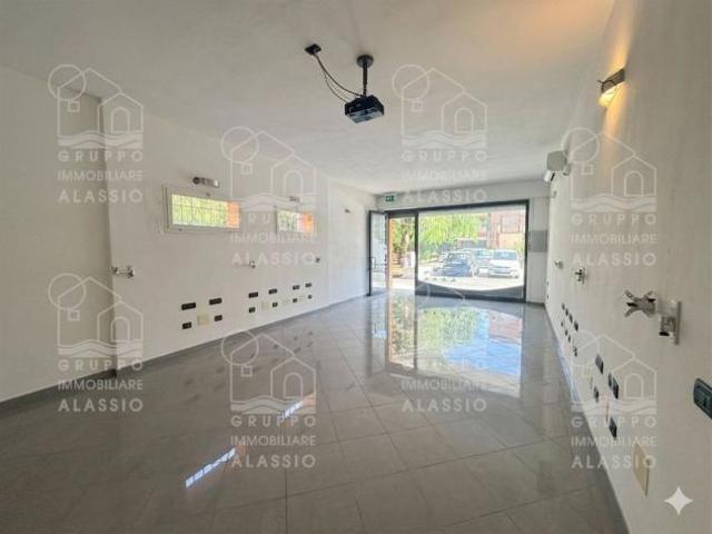 Albenga – Ufficio con posto auto privato in posizione strategica
