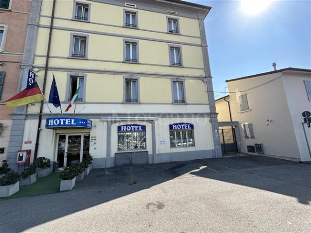 Albergo di 1100 mq a Brescia Due, Via Cremona, Villaggio Sereno Brescia