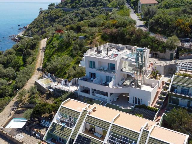 Albergo in vendita a Cefalu'