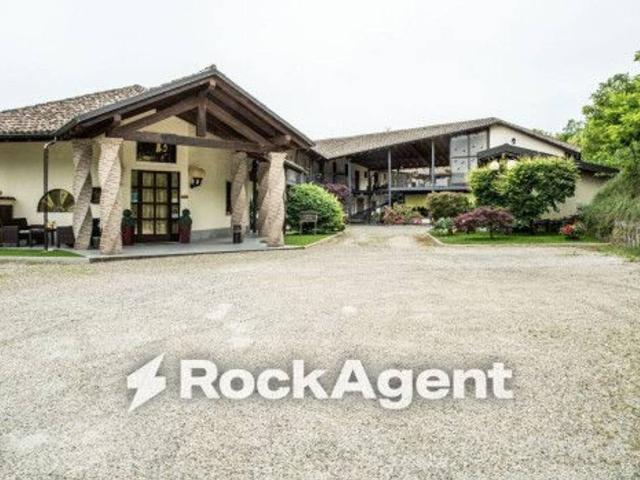Albergo in vendita a Sannazzaro De' Burgondi