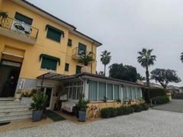 Albergo/Hotel in vendita a Marina di Massa Massa 680 mq Rif: 1312060