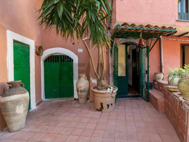 Albergo/Hotel in vendita a Castiglione di Sicilia