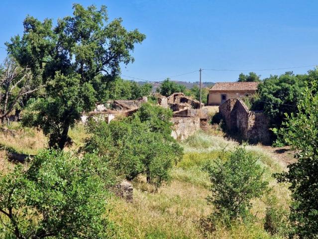 ALDEIA ANTIGA COM CASAS RURAIS EM PEDRA PARA DESENVOLVIMENTO TURÍSTICO, COM UMA ÁREA DE CONSTRUÇÃO DE 1.035,00 M² E BELAS VISTAS SOBRE O CAMPO E AS COLINAS