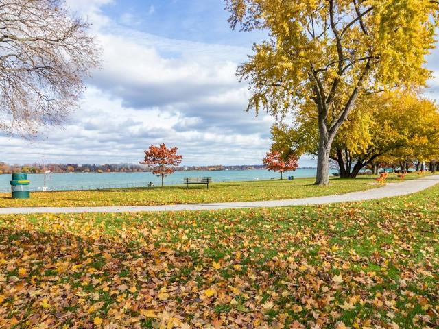 Alexander Park 2 Bedroom Apartment for Rent at 3445 Riverside Dr E, Windsor, ON N8Y 1A9 Ford City