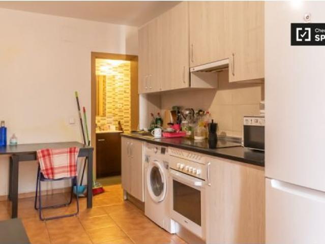 Alegre habitación en alquiler en apartamento de 4 dormitorios en Centro