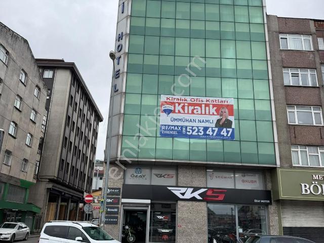 Alemdağ Caddesi Üzerinde 7 Katlı Kiralık Bina