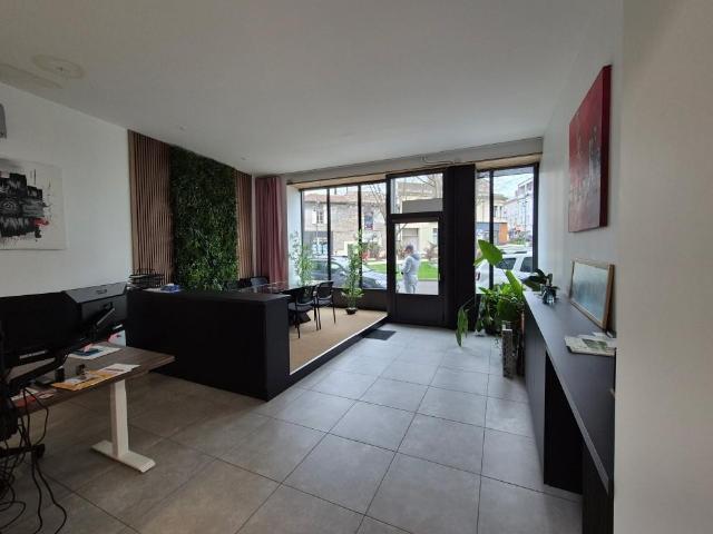Alès, coeur de ville, superbe local à usage de bureaux en rez de chaussée