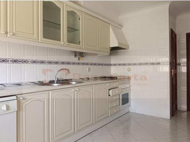 ALGUEIRÃO: URBANIZAÇÃO DA CAVALEIRA Apartamento de 3 assoalhadas com parqueamento