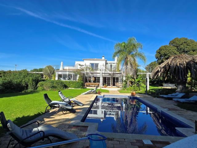 Algarve, Caramujeira, para venda moradia V3 espaçosa renovada com vista mar e jardim, piscina, perto da praia da Marinha e de Benagil