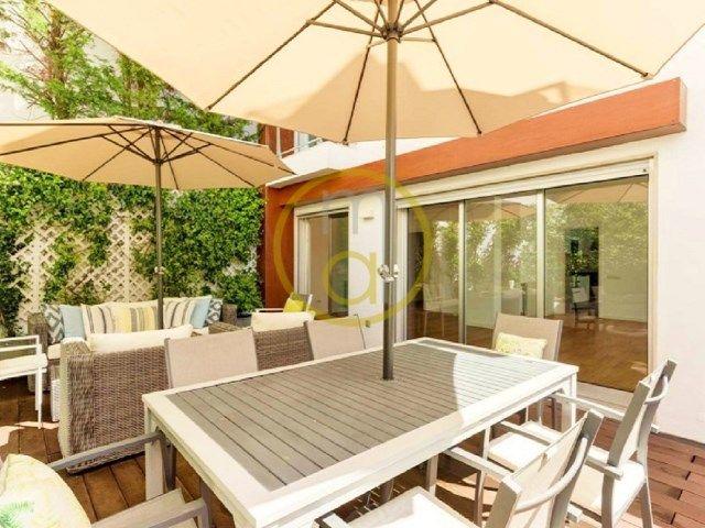 ALGÉS near LISBON duplex T3 heating, terrace sea view. Garage