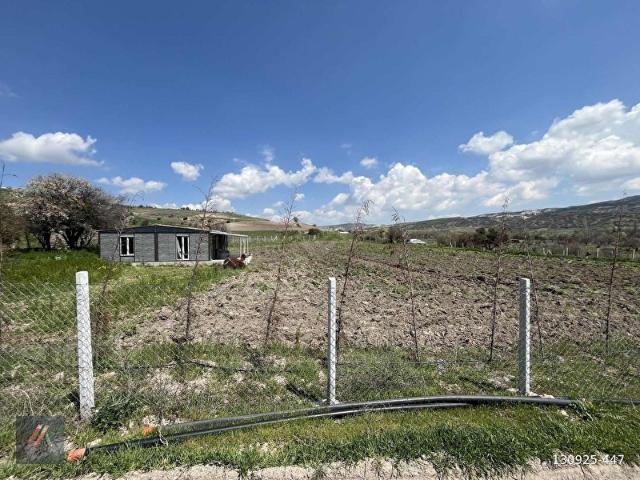 ALİ ASAF DAN ÇANILLI ULUYOLDA 4531 M2 İÇİNDE EVLİ SATILIK TARLA