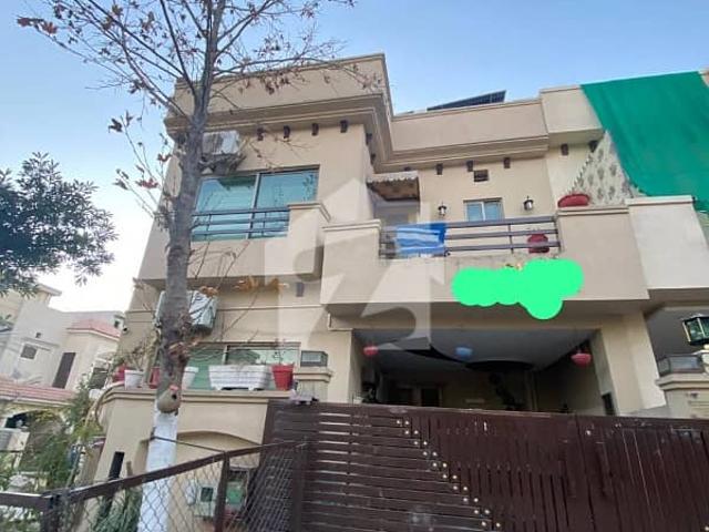 Ali Block 5 Marla Boulevard Corner Slightly Used House For Sale Direct Access To Main Boulevard Near To Mosque Commercial Park 1.5 Marla Extra Land For Lawn 50 Wide Road