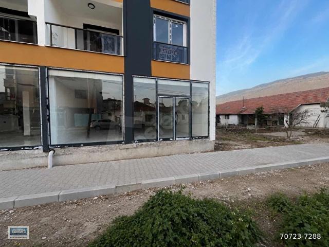 ALIAĞA HELVACI'DA SIFIR BİNADA GENİŞ CEPHELİ SATILIK DÜKKAN
