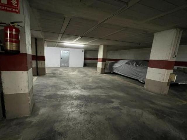 Alicante, pleno centro, plaza de parking grande con trastero