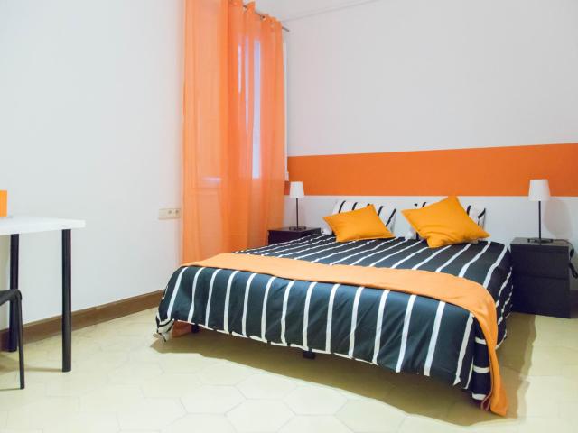 Alluring double bedroom close to Universitat metro station