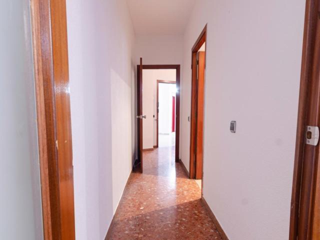 Alluring single bedroom in a 5 bedroom apartment near Plaça d'Espanya