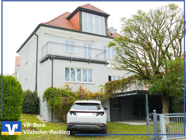 Alle unter einem Dach: Zentrales Zweifamilienhaus mit tollem Ausblick!