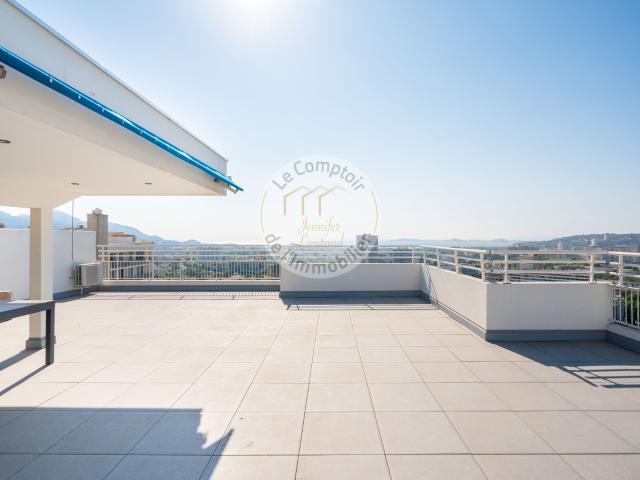 ALLEE DES PINS: Comme une maison sur les toits 92m2 d’exception avec rooftop et vue mer