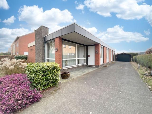 Alleenstaande, gelijkvloerse woning met 3 slpks + tuin!