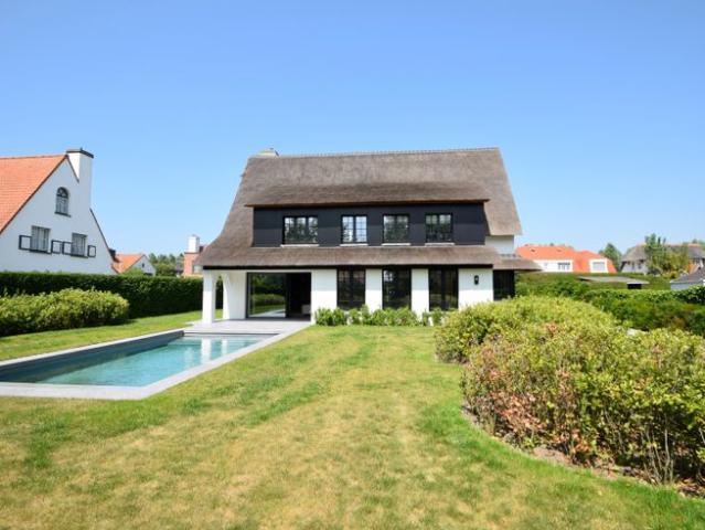 Alleenstaande villa uitzonderlijk rustig gelegen in een g.